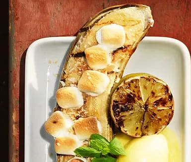Grillad banan med marshmallows, kokos och lime