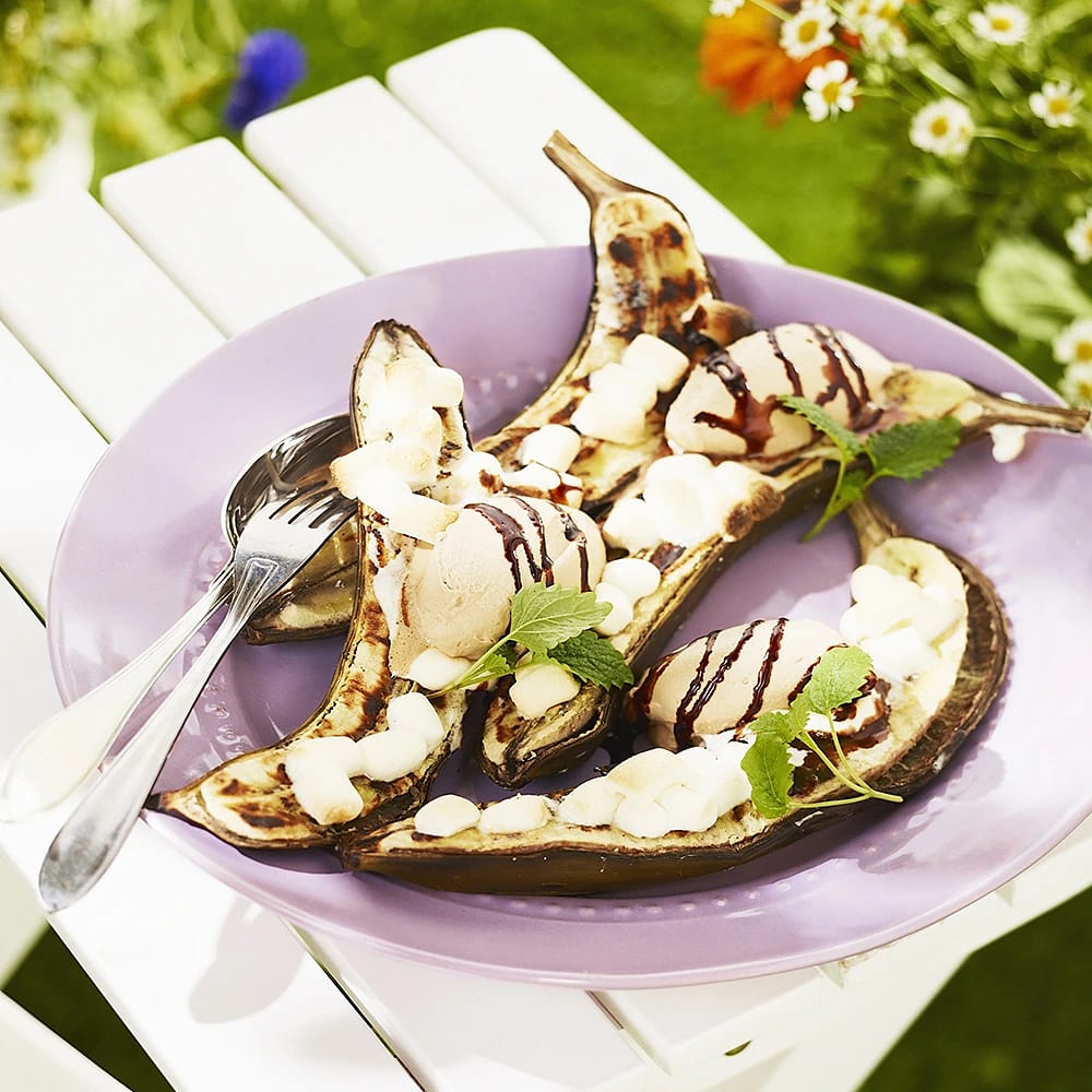 Grillad banan med marshmallows och chokladmousse