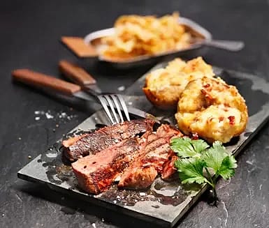 Grillad bogstek med twice baked potatoes och Lexington red slaw
