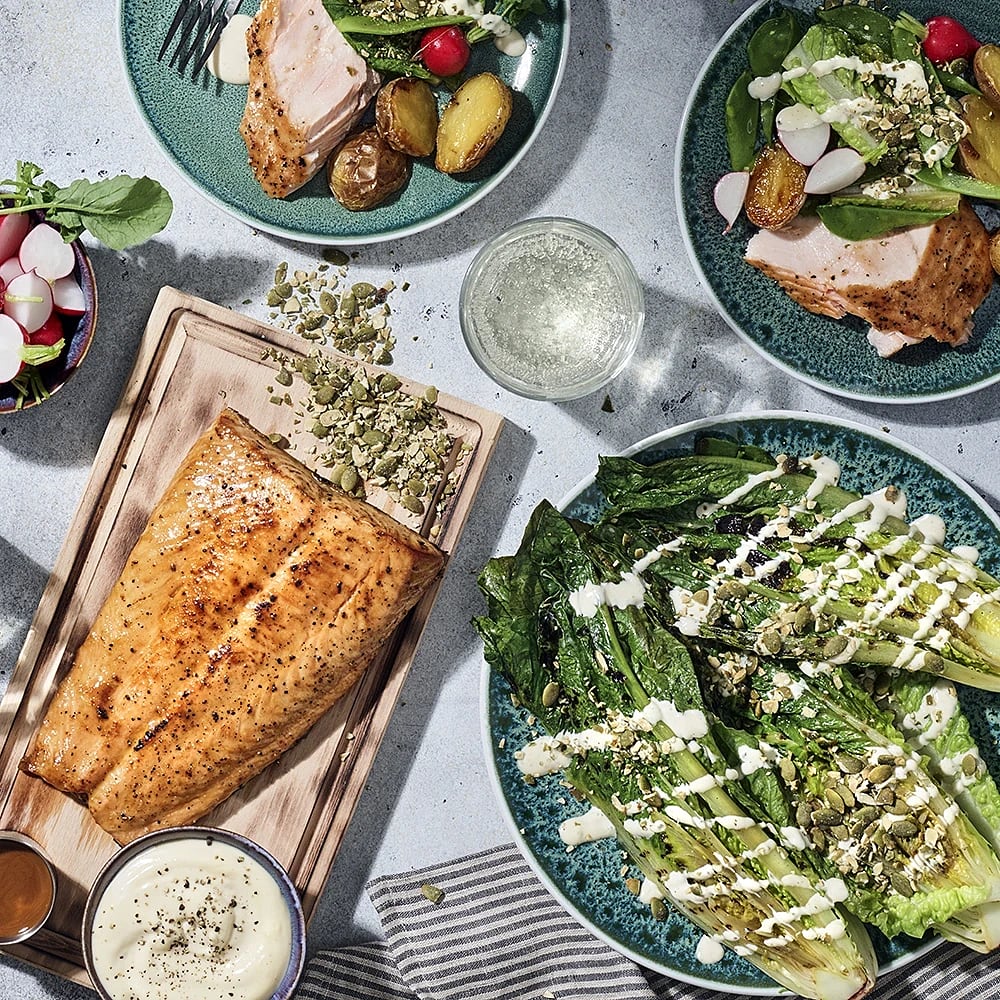 Grillad caesarsallad med lax och rädisor
