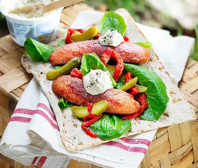 Grillad chorizo i tunnbröd med citron, grillad paprika och cornichons