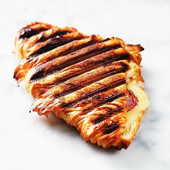Grillad croissant med ost och skinka