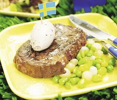 Grillad entrecôte med steklök, bondbönor och svartpeppar- & rödvinssmör
