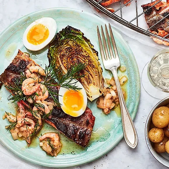 Grillad fjällröding med ägg, räkor och brynt smörvinägrett