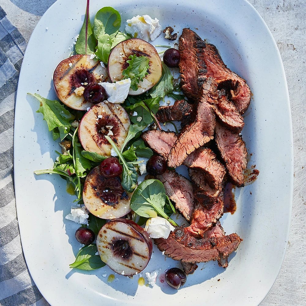 Grillad flankstek med grillad nektarin och chèvre