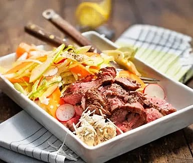 Grillad flankstek/flappstek med bacon- och pepparrotsdipp samt cruditéesallad