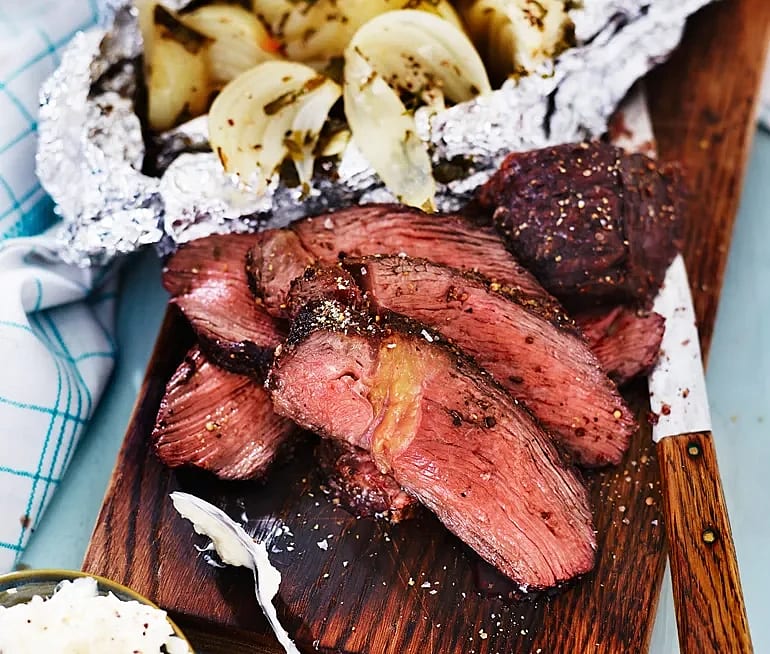 Grillad högrevskärna med sommarkål och pepparrot