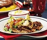 Grillad kalkonschnitzel med rostade äpplen, nötter och ingefärssmör