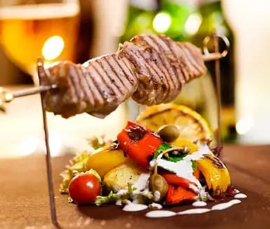 Grillad kalventrecôte med rostade grönsaker och tonnatosås