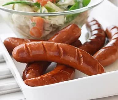 Grillad kryddkorv med midsommarsallad