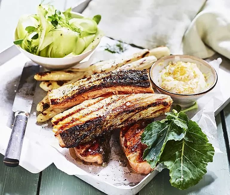 Grillad lax med vit sparrissallad och sikromsås