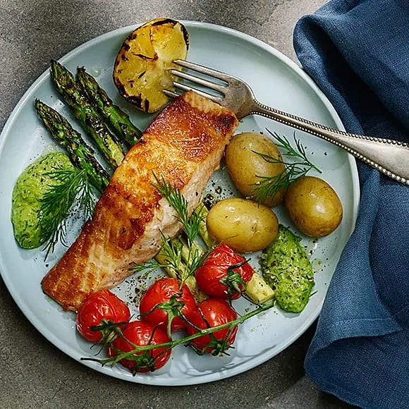 Grillad lax och sparris med salsa verde