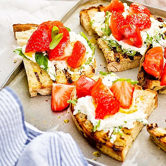 Grillad levain med örtricotta, tomat och jordgubbar