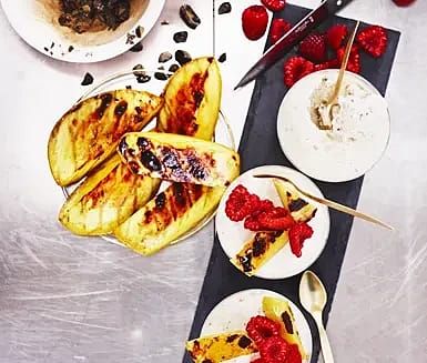 Grillad mango med hallon- och lakritssemifreddo