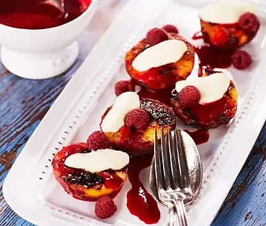 Grillad nektarin med hallon och vaniljkvarg