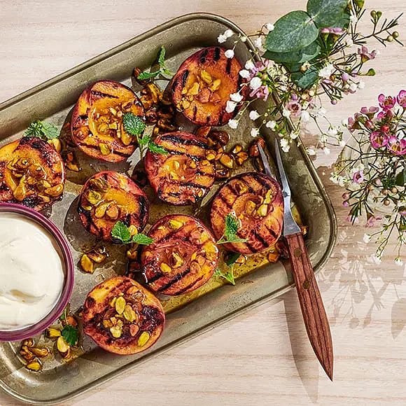 Grillad persika med brynt smör och pistagenötter