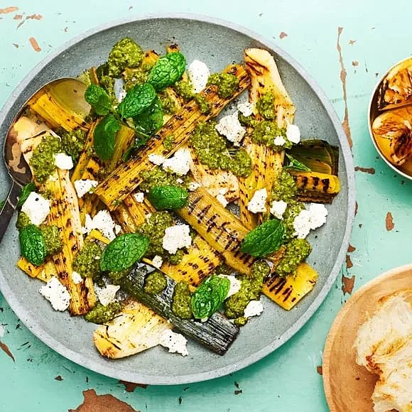 Grillad purjolök med skhug, mynta och fetaost