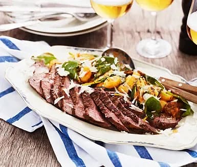 Grillad rostbiff med gnocchi, tomat och grönpeppar