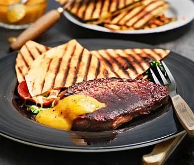 Grillad rumpstek med jalapeño-peach BBQ-sås och spenatquesadilla