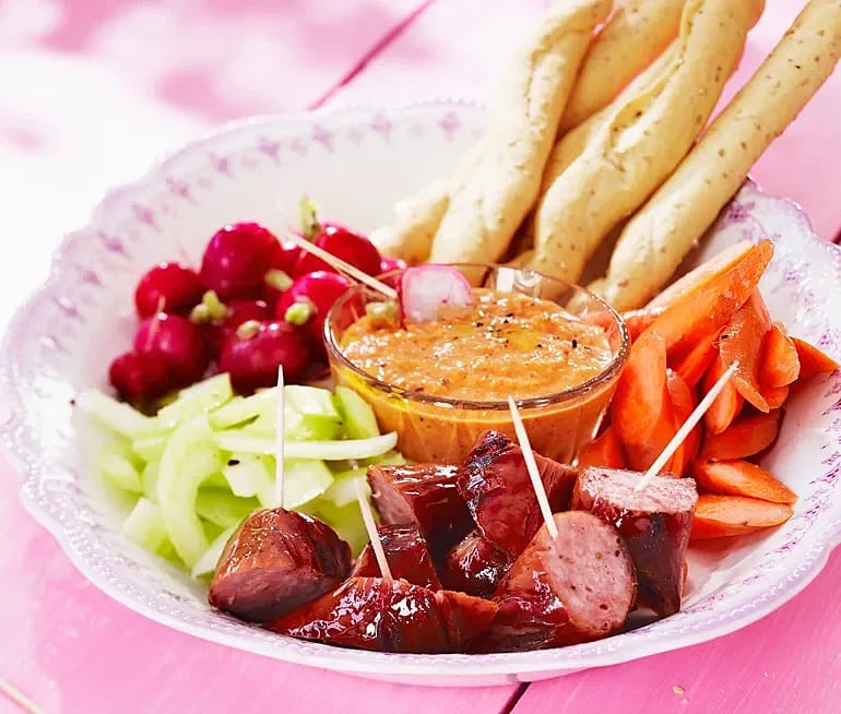 Grillad salsiccia på spett med paprika- och hasselnötssås