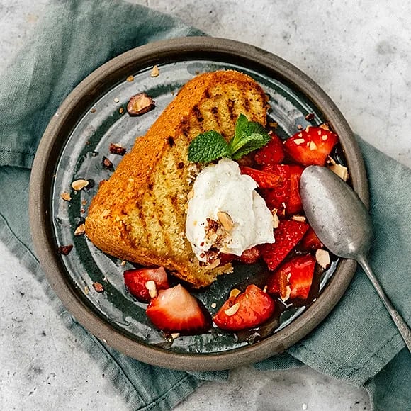 Grillad sockerkaka med fläderjordgubbar