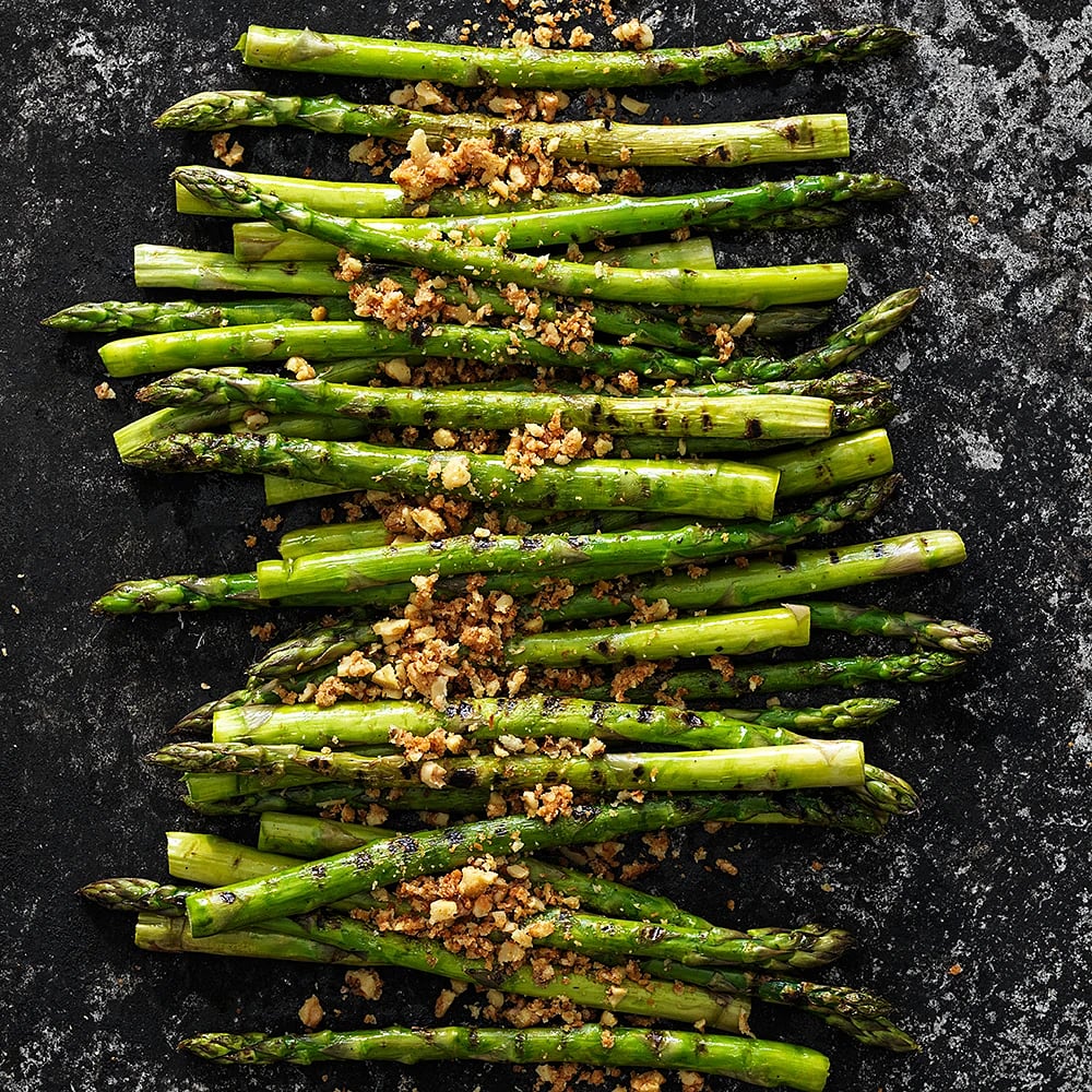 Grillad sparris med parmesan- och valnötspanko