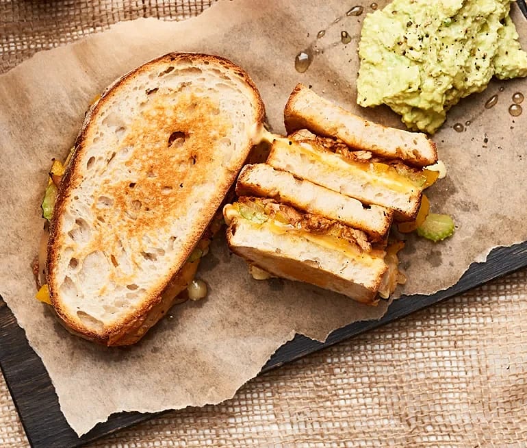 Grillad surdegsmacka med pulled pork, tripple cheese och holy trinity samt avokadodip