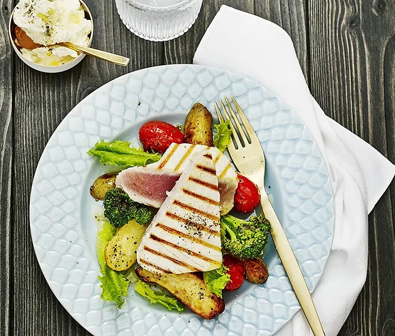 Grillad tonfisk med rostad tomat och ostkräm