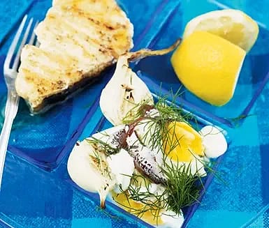 Grillad torsk med potatissallad och sockergrillad lök