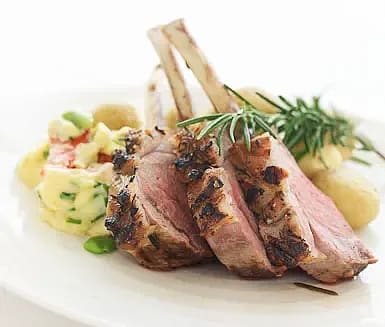 Grillad urbenad dilammrygg eller lammracks med bondbönor och tomat