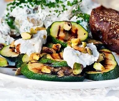 Grillad zucchini med ricotta, pistage och balsamvinäger