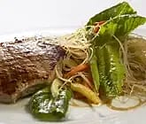 Grillade fläskmedaljonger fyllda med salvia och salami, serverade med somrig glasnudelsallad