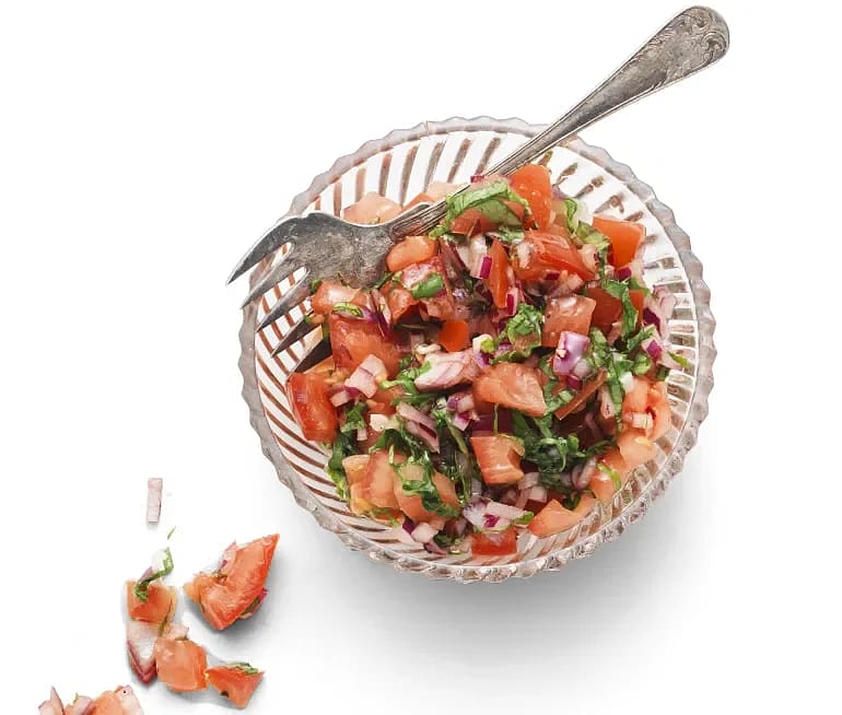 Grillade korvar med oliv- och fetaröra samt tomatsalsa