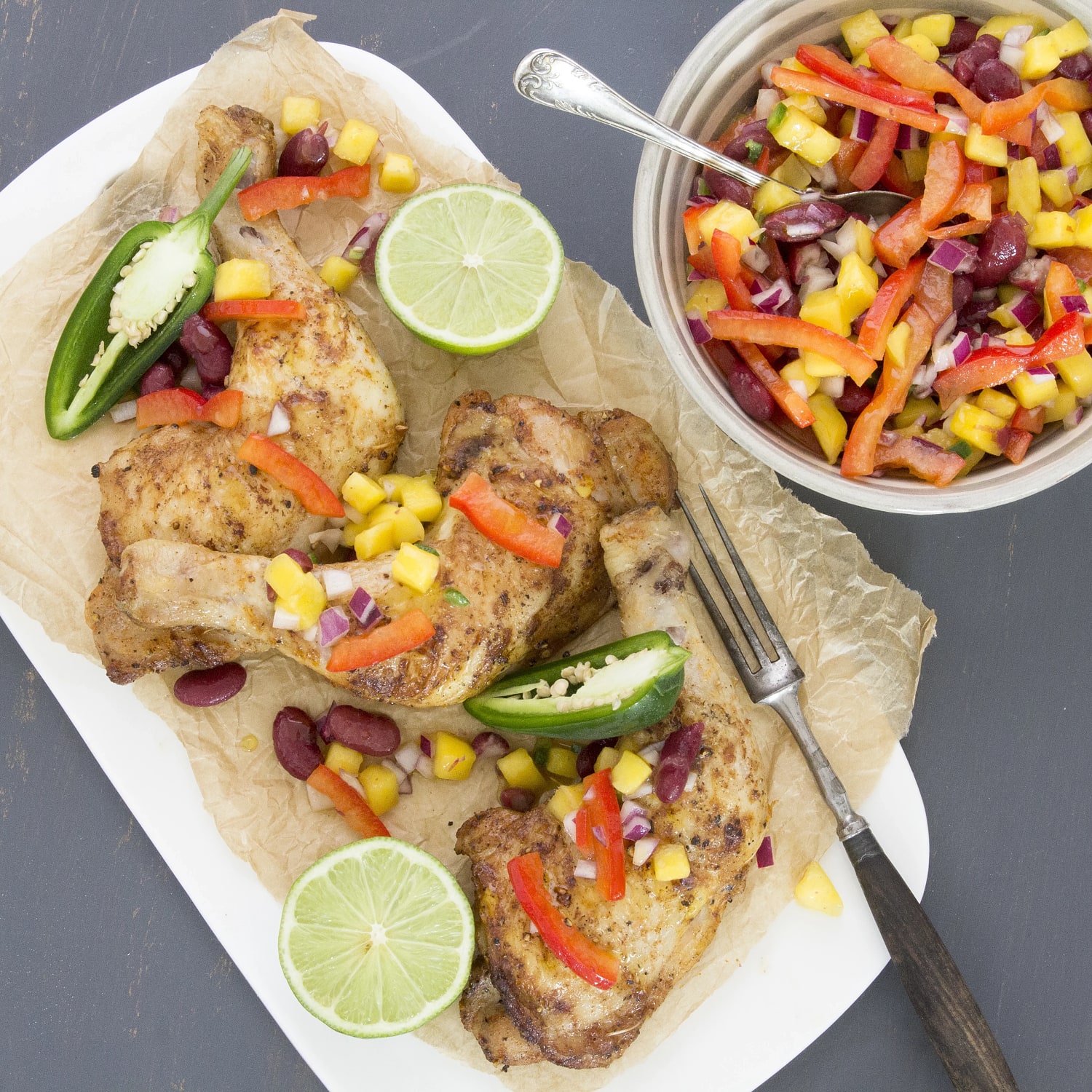 Grillade kycklinglår med bönsalsa