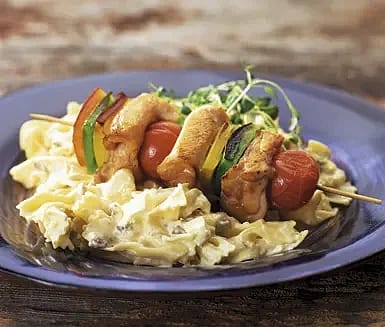 Grillade kycklingspett med caesarpasta