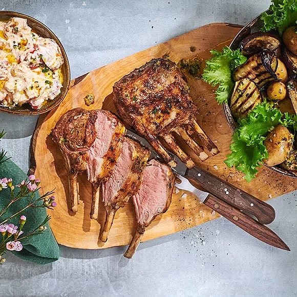 Grillade lammracks och aubergine med tomat- och getostyoghurt