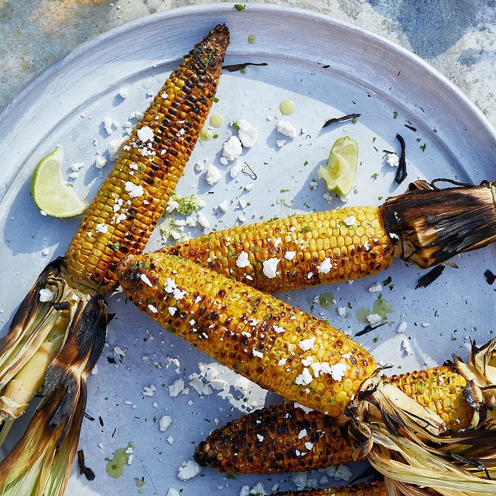 Grillade majskolvar med jalapeñosmör och fetaost