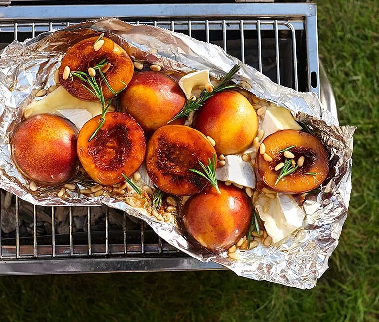 Grillade persikor med honung, rosmarin och pinjenötter