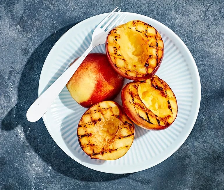 Grillade persikor med mascarpone och pinjenötter