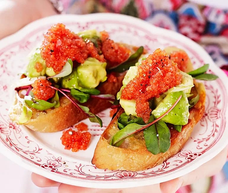 Grillat lantbröd med rom och avokadosallad