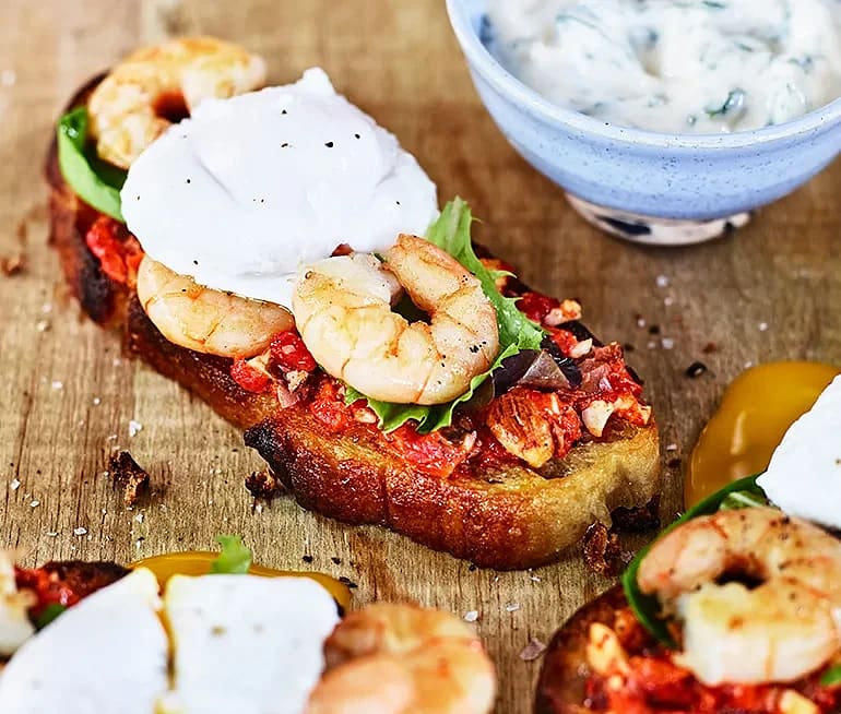 Grillat levainbröd med wannameiräkor, pocherat ägg och basilikamajonnäs