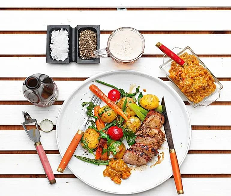 Grillat vildsvin med ljumna sommarprimörer och hjortronchutney