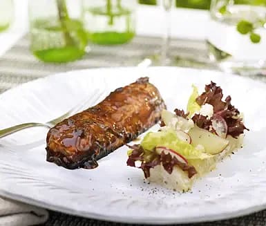 Grillkarré med färskpotatis i senapsyoghurt och sallad på äpple och blomkål