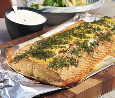 »Grillrökt« lax med kall gräslökssås
