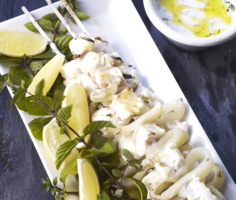 Grillspett med hälleflundra och bläckfisk