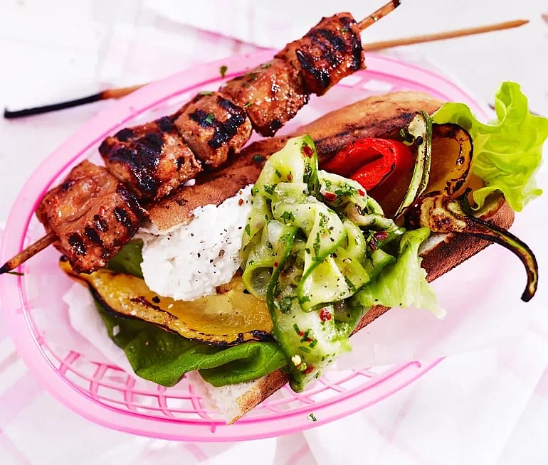 Grillspett på karré med het gurka i baguette