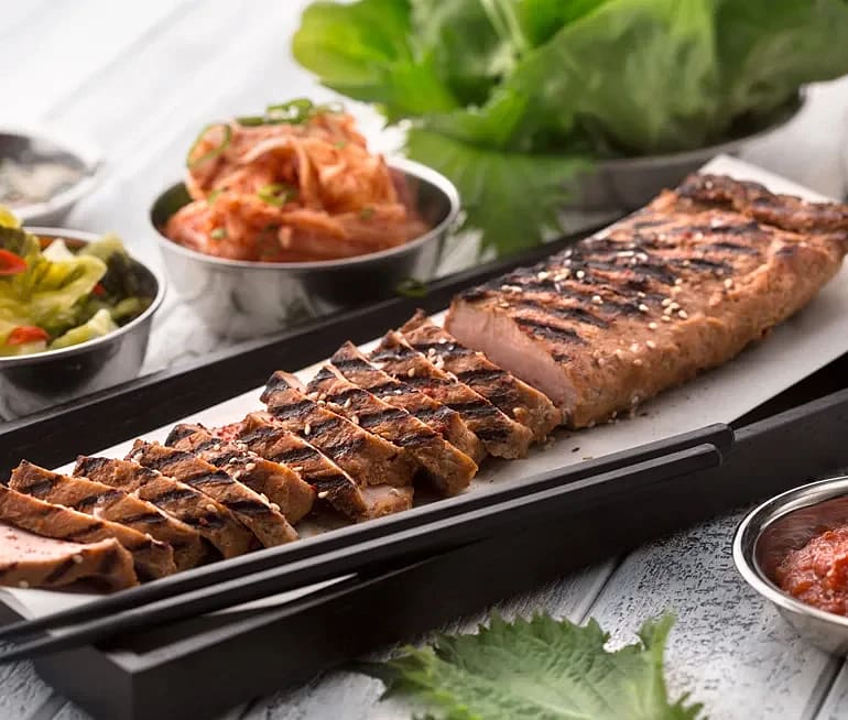 Grillspjut med kimchi, gröna blad och Ssamjang