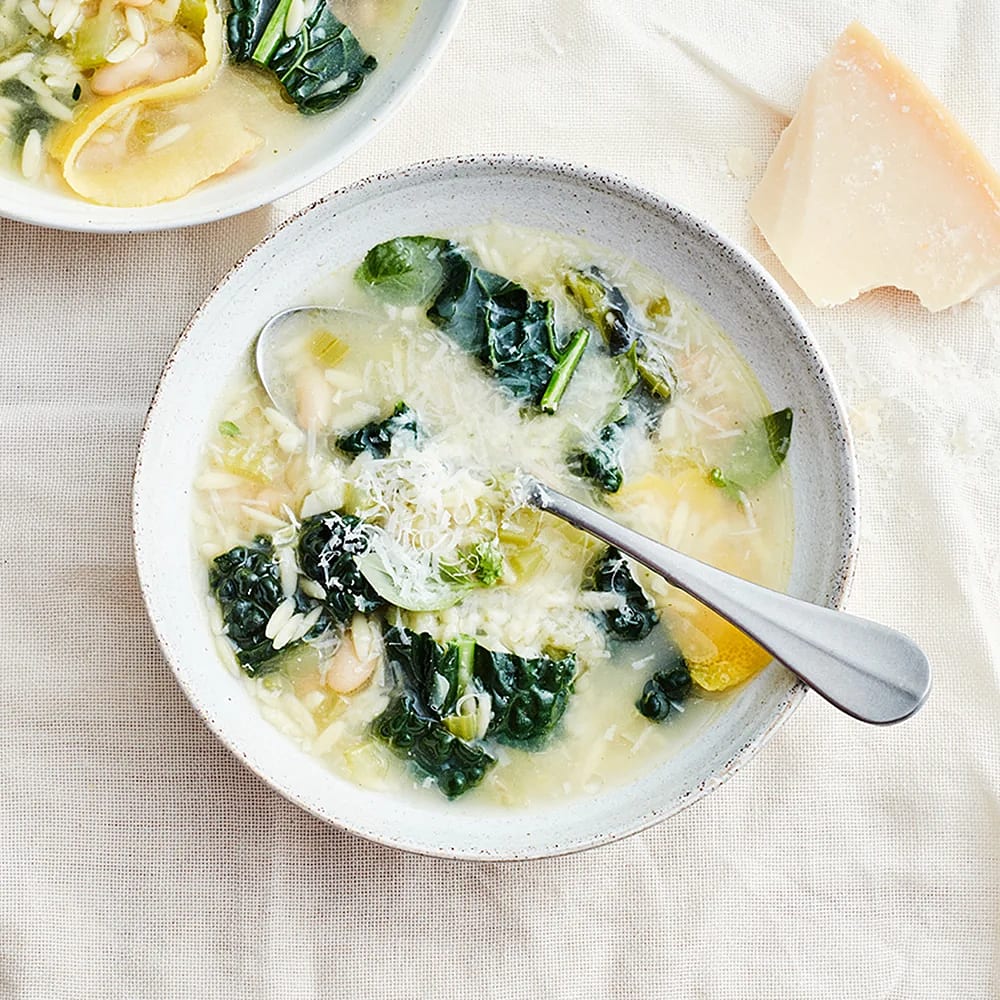 Grön minestrone med svartkål och vita bönor