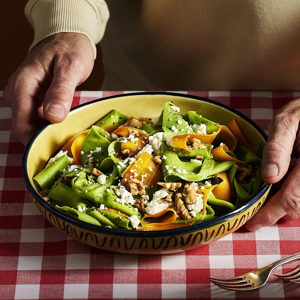 Grön pappardelle med fetaost, morötter och valnötter