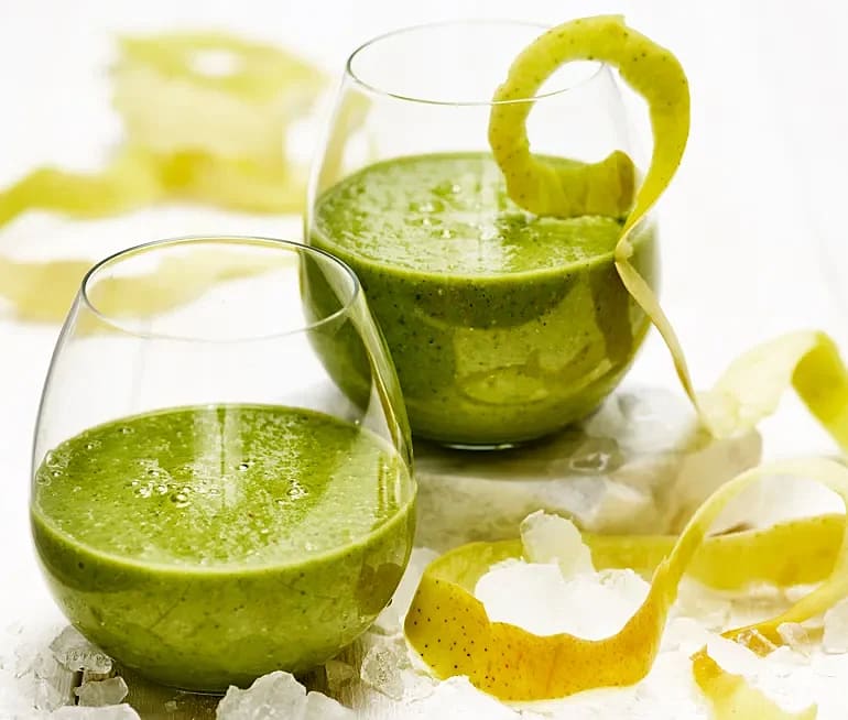 Grön smoothie med havre, äpple och spenat